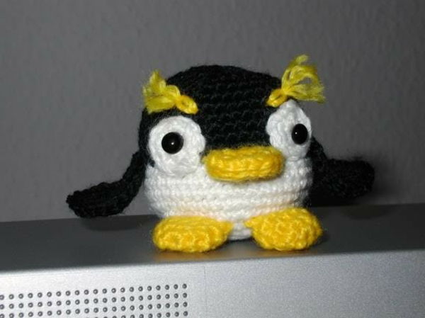 små djur-hänkeln-pingvin-svart-vit-gul