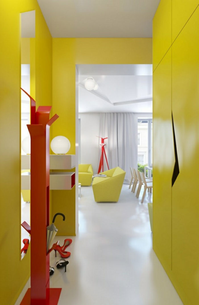 small-koridor set-žlto-steny-červeno-šatník
