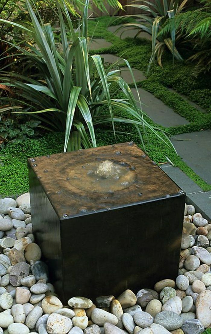 majhen vrt vodnjak okrasni kamni zelena