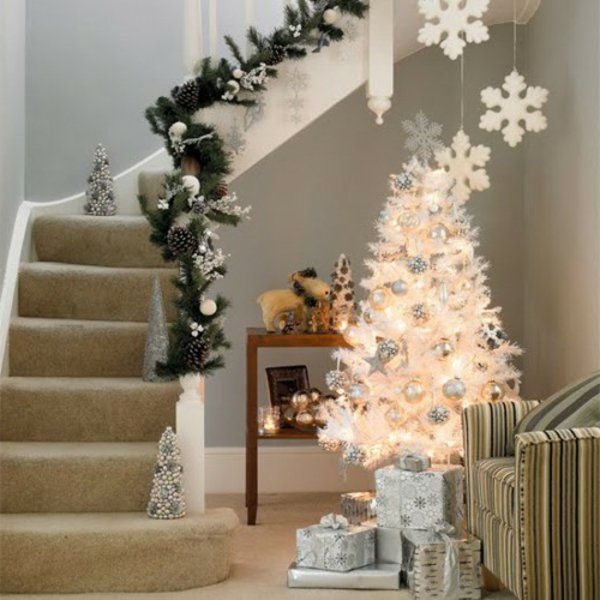 küçük dekoratif Noel ağacı-man-beyaz takı merdiven