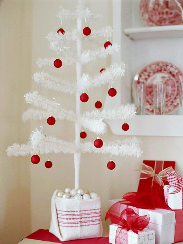 küçük dekoratif beyaz köknar ağacı kırmızı topları hediye dekorasyon