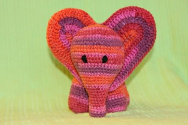 lilla söt-rosa-elefant-små-djur-hängande