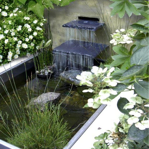 Majhen ribnik-s-vodnim slapom na vrtu