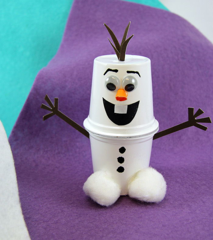 olaf schneemann tinker - en liten vit snögubbe med tre små svarta knappar och en orange näsa - snögubbe av plast