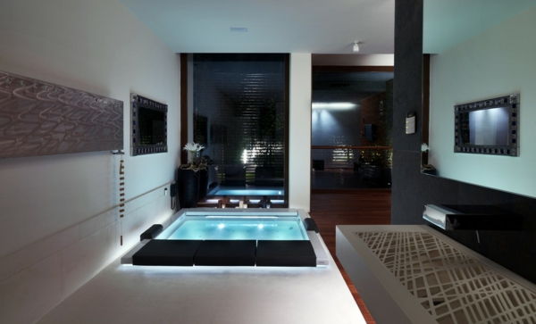 intressant badrum med en fyrkantig pool