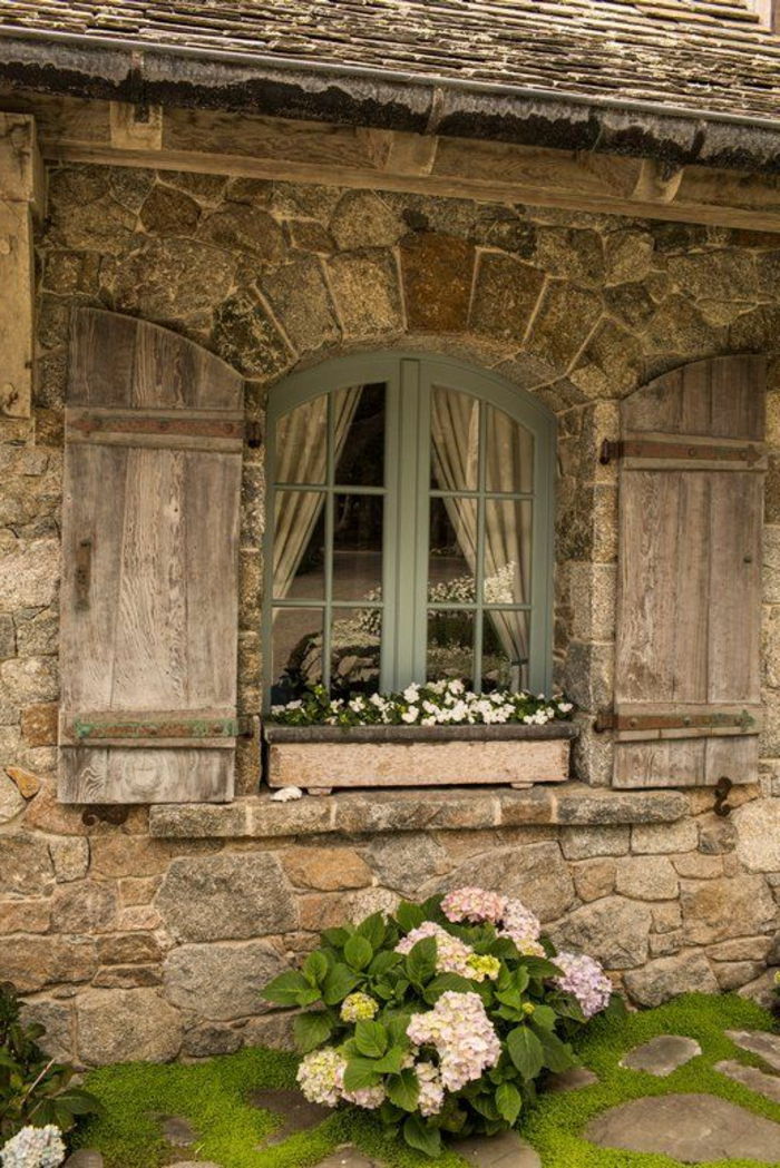 piccola casa in pietra muri-normanno architettura finestra vaso di fiori Shutter Legno