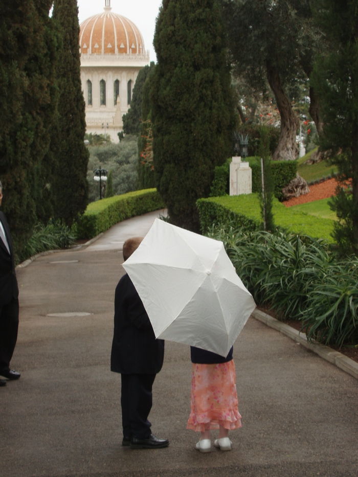 mica-fata-cu-alb-copil umbrelă