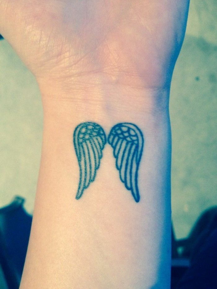 liten tatuering ängel vingar tatuering kvinnor tatuering