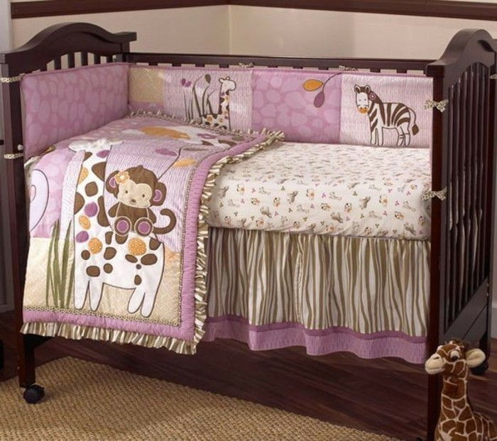 mali otroška posteljica-za-les-s-roza-posteljnino
