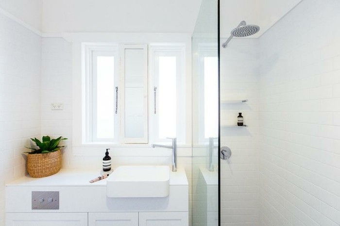 Mali kopalnica set elegantno tuš ograjen prostor-belo-notranjost