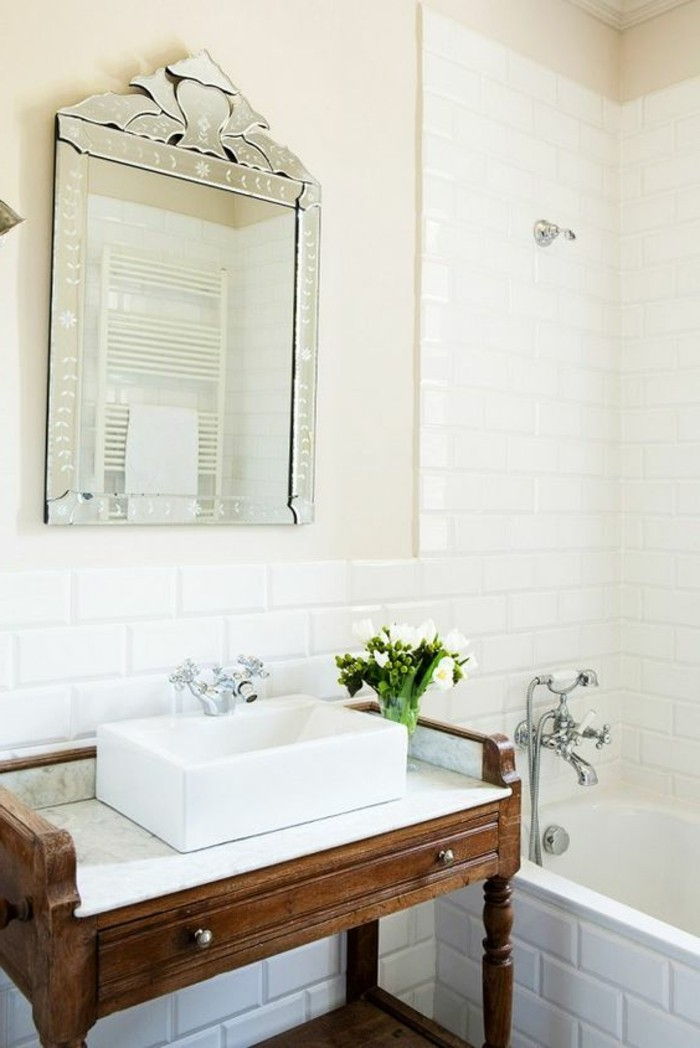 Mažos vonios kambarys-kriauklė-savo-statyti-balta-sienos