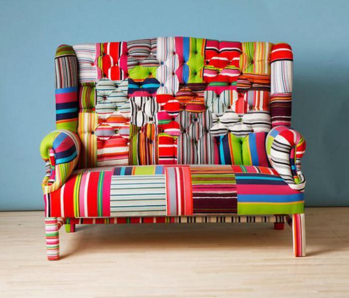 canapea mică de culoare cu modele de mozaic