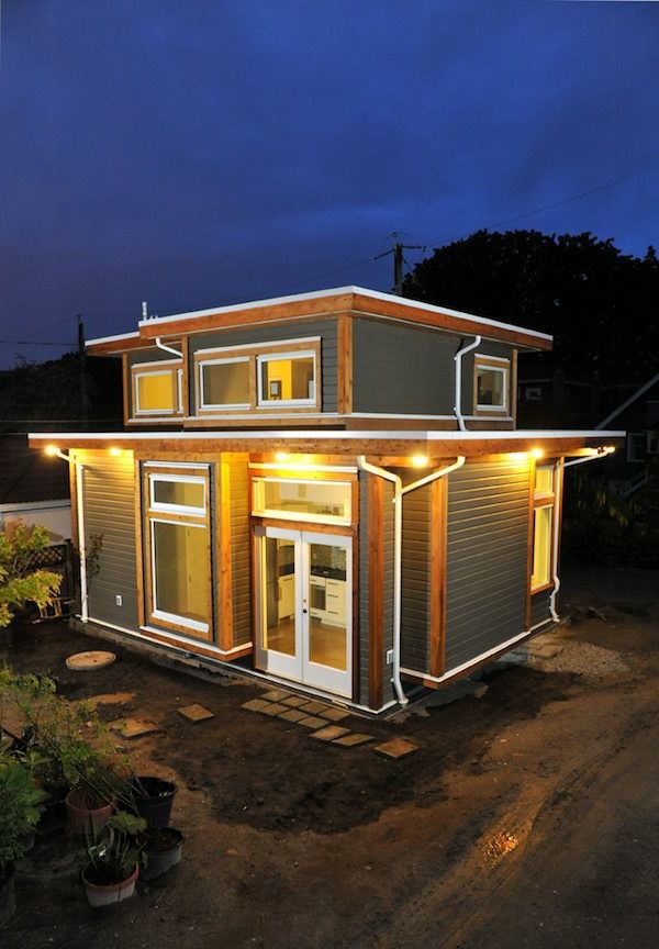 clădirea casei mici - interesantă-luminată - noaptea