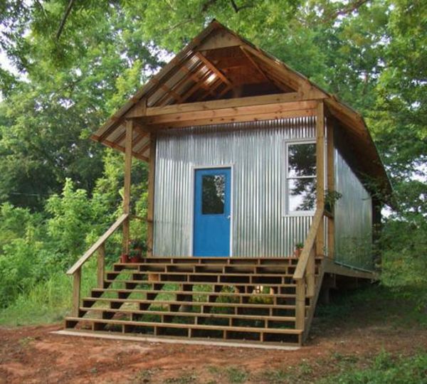 småhus-bygge-veldig søt-utseende - bygget i skogen