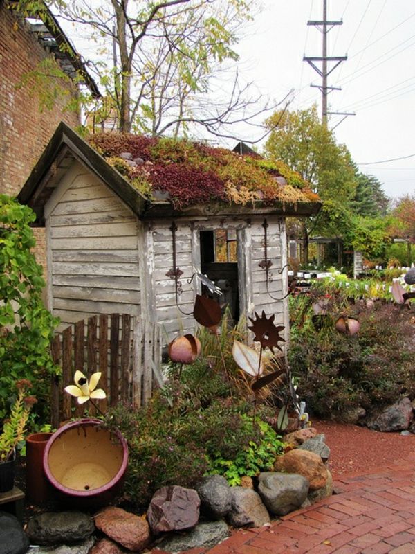 paveikslėlis iš sodo su akmenimis - mažas medinis namas