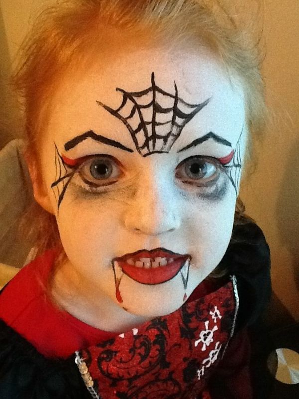 piccolo-bambino-vampiro faccia make-up e labbra rosse