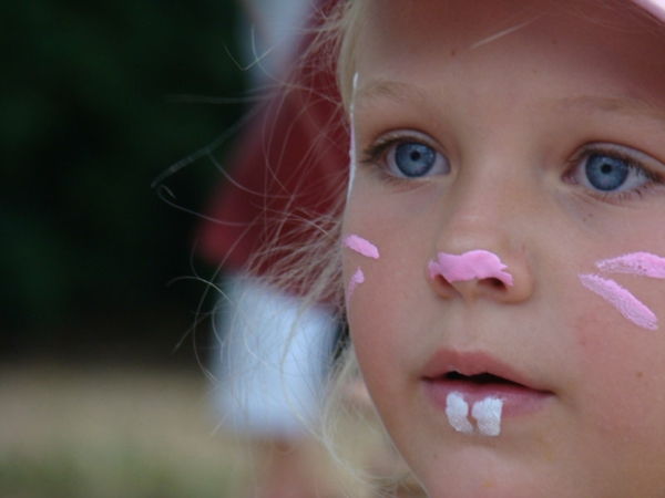 mažoji mergina-kiškis-veidas-skmink-labai-lengvas-nuostabus mėlynas akis