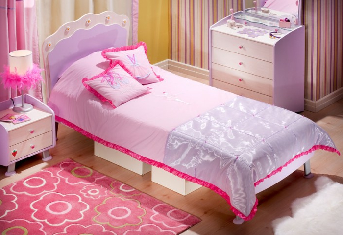 little-girl-with-a-rum elegant bed-med-sweet-kudde