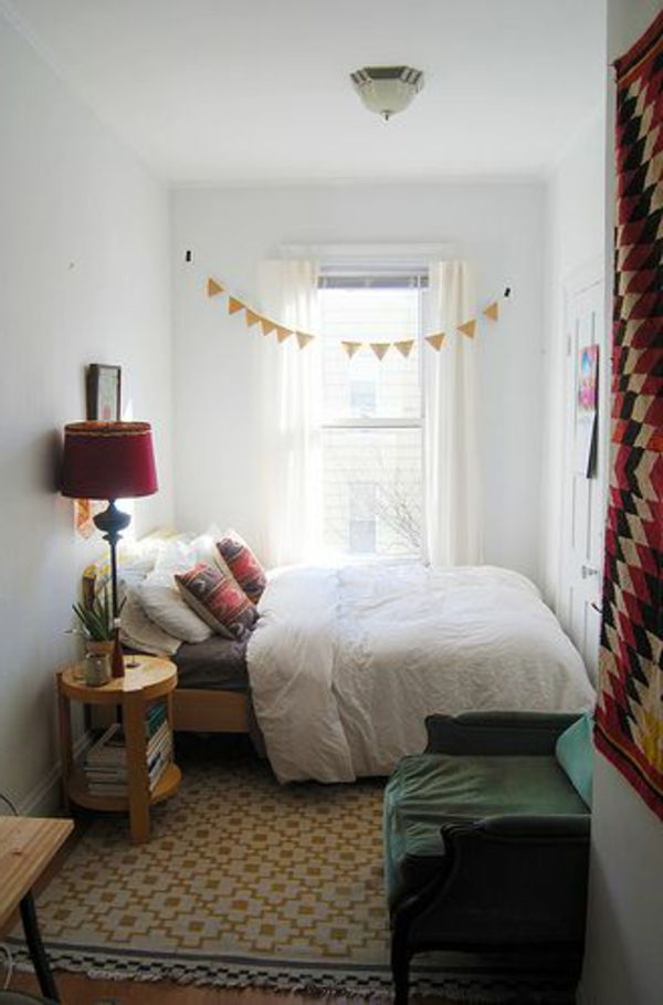 mic-dormitor-set-o-roșu-lampă-next-the-Bedded