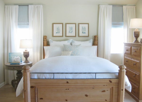 mažas-miegamasis-nustatyti-medienos-lova-su-ryškiai patalynė