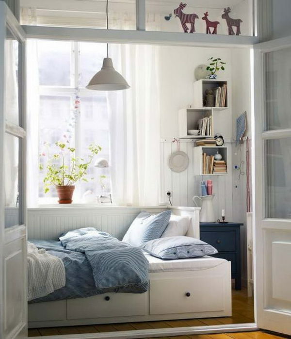 mala-sobno-set-bele-stene-in-modro-posteljnina