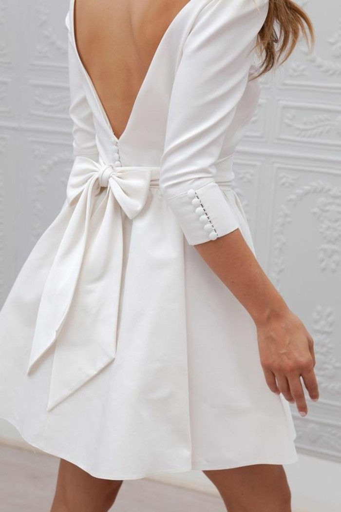 pequeno-elegante-model-branco-vestido com-a-shleife