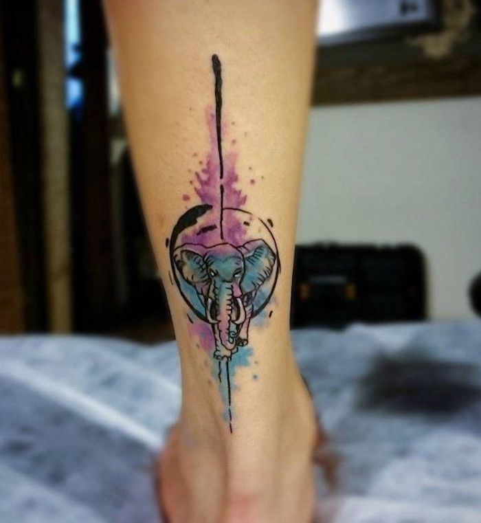 kleine tatoeage op het been, kleurrijke aquarel tattoo met olifant