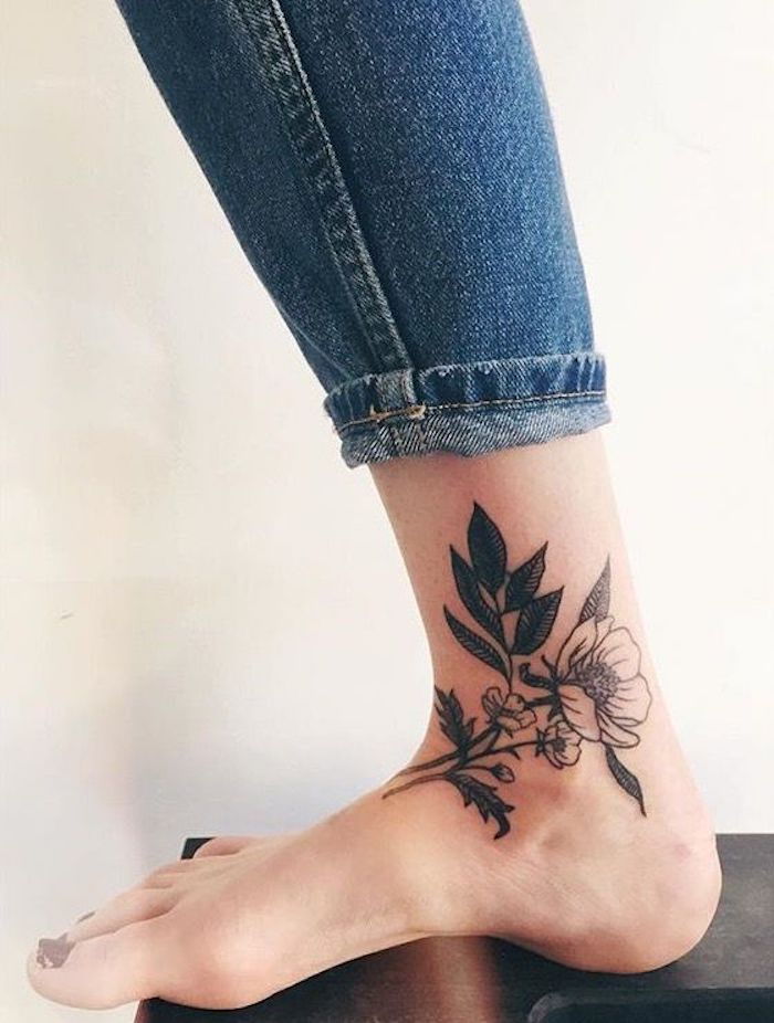 liten tatuering med blommor på benet, tatuering i svart och grått