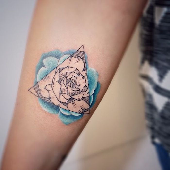 meest resistente tatoeages voor vrouwen, roos en driehoek op de onderarm
