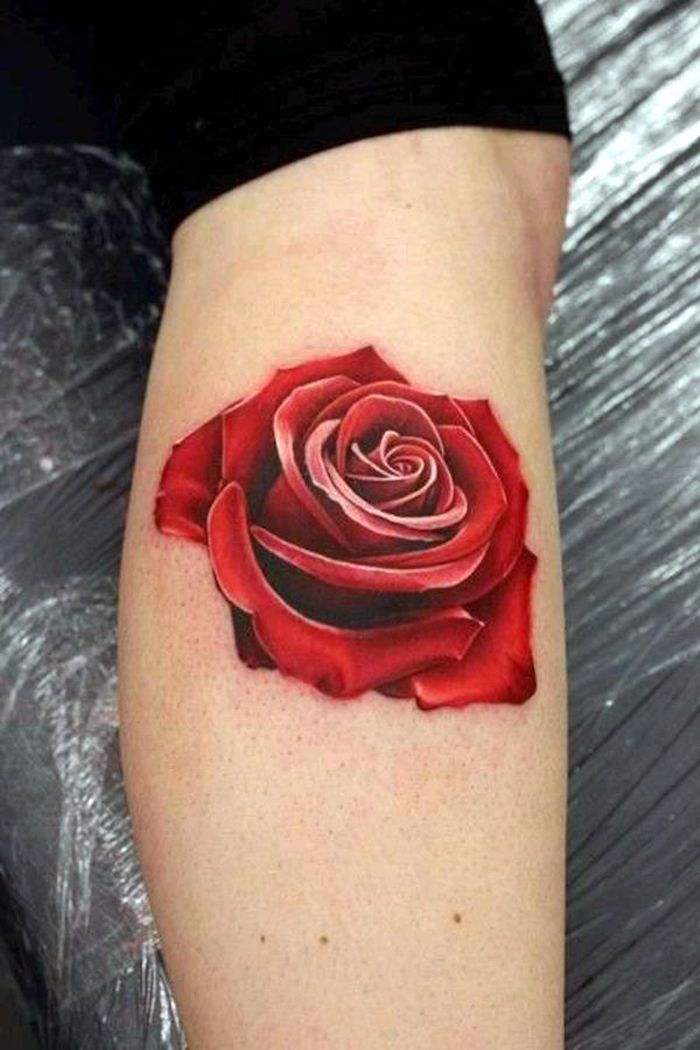 mest resistenta tatueringar, färgglad tatuering, röd ros på benet