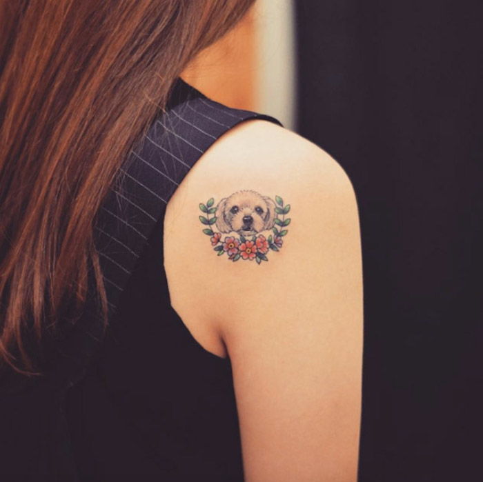 de flesta tatueringar, kvinna med liten tatuering på axeln