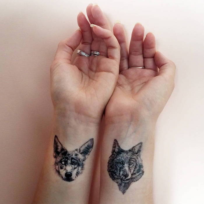 tatuaj mic pe încheietura mâinii, câine și lup în negru și gri