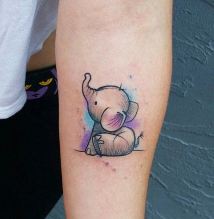 kleine tatoeage op onderarm, aquarel tattoo, olifant