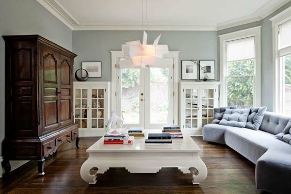 mažas gyvenamasis kambarys apdaila-kūrybiškumas-idėjos-pilka sofa su mesti pagalvę