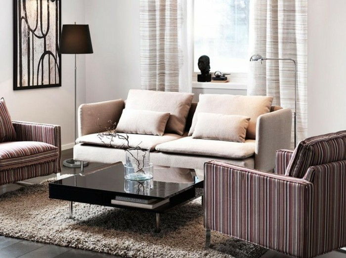 liten-living-in-beige-Kast-on-the-small-sofa