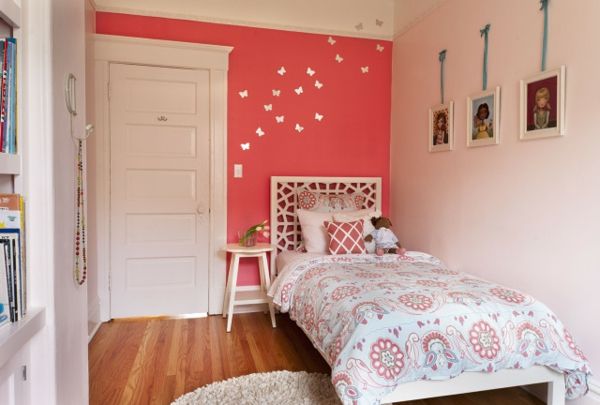 cameră mică-design-roz-perete-vopsea-o păpușă pe pat