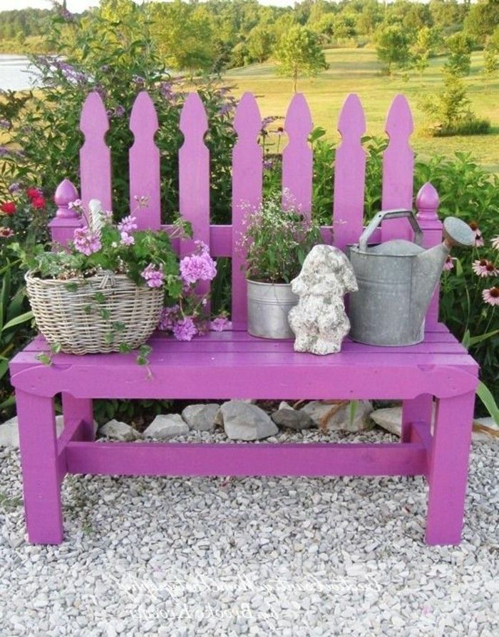 koketiškas suolas-in-purpurinės spalvos dekoruotu-su gėlėmis