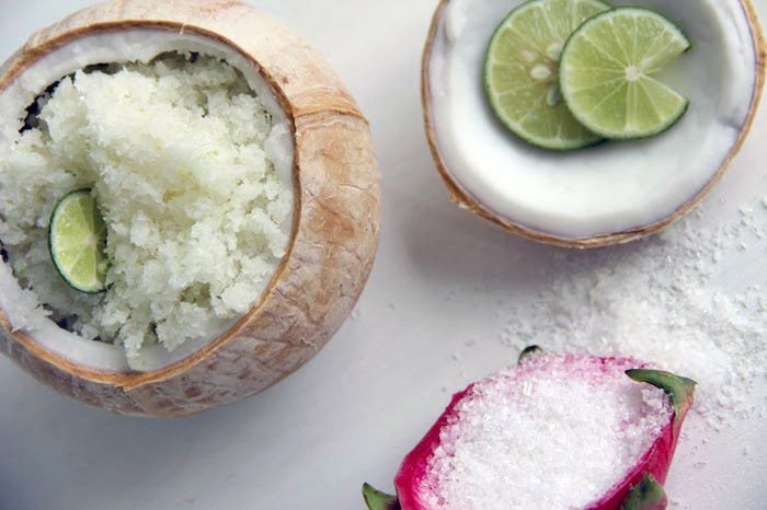 gör kokosnötolja din egen kosmetika, kroppscrubb med salt, kokosnötolja och limejuice