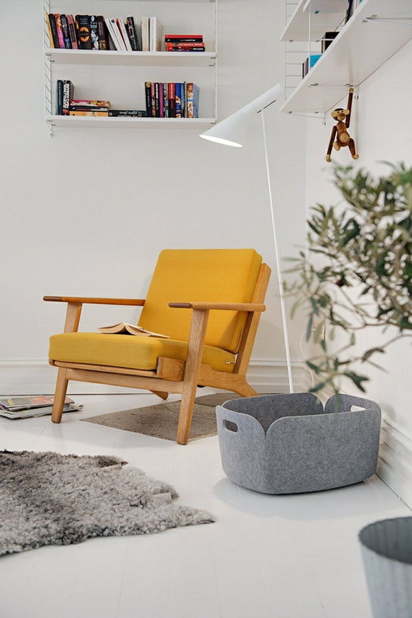 komfortabel stol-i-gul-farge-i-rommet