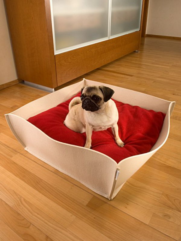 komfort-för-hund-ortopedisk-hund-säng-med-röd-mat-skåp av trä