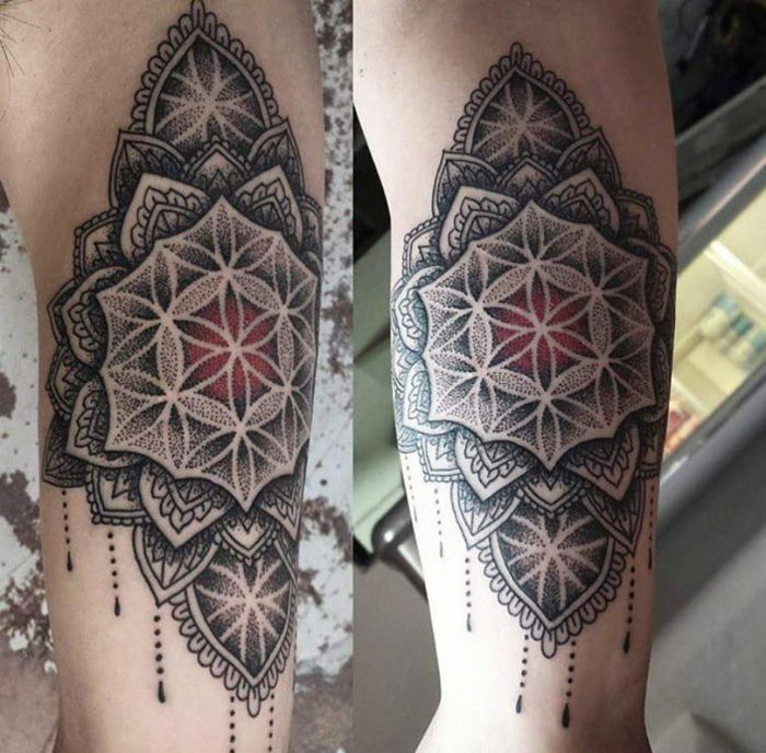 Homem com uma tatuagem de antebraço muito especial, com muitos pequenos pontos pretos, motivos folhosos e um centro redondo