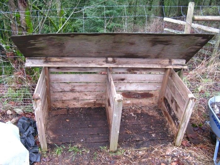 inspirerande idé att bygga en kompost själv - här är två små komposter i en trädgård
