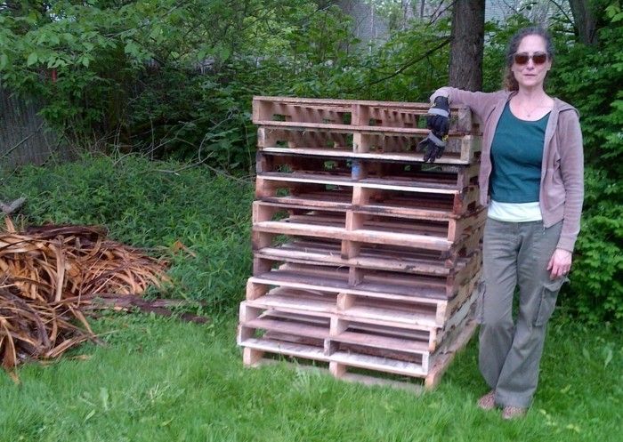 vi vil vise deg en ide om emnet komposter bygge deg selv - her er et bilde med en kvinne og noen europalleter