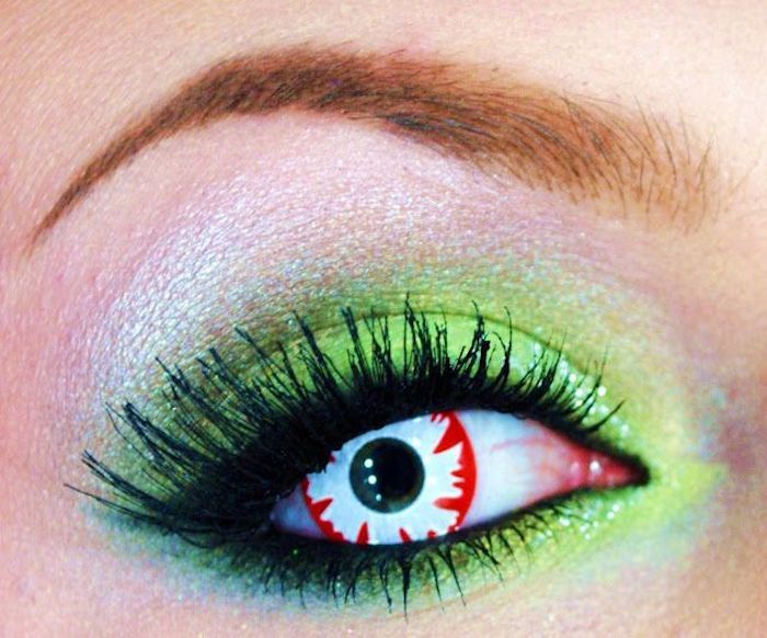 Maquiagem de arco-íris em nuances verdes, coloração de sobrancelhas