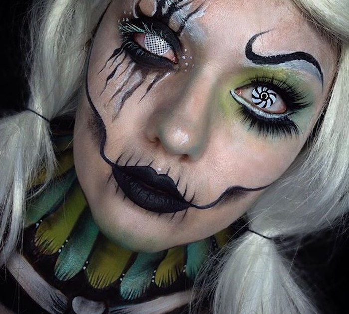 Demônio make-up para uma festa de Halloween, uma menina disfarçada