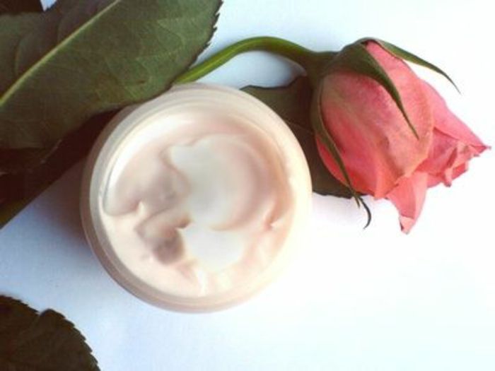 Gjør naturlig kosmetikk selv - Øyekrem med rosenkstrakt av rosenblad, roseolje