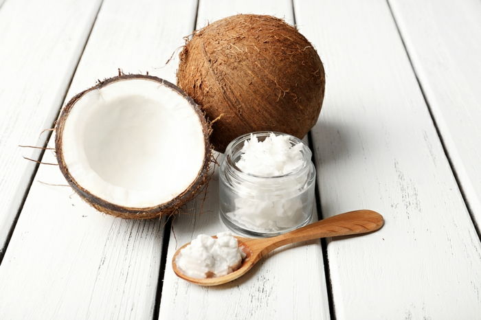 Gjør kokosnøtt smør fra kokosnøtter, kokosnøtt i halv, treskje, krembeholder