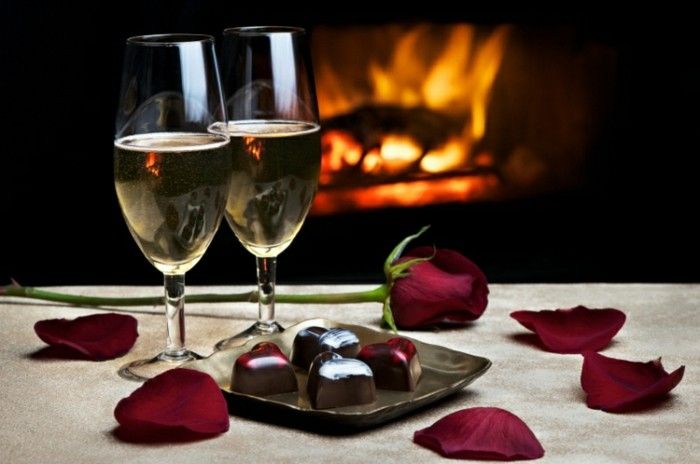 proste ozadje valentinovo-romantično-Tischdeko-dva kozarca vina in vrtnice Listi