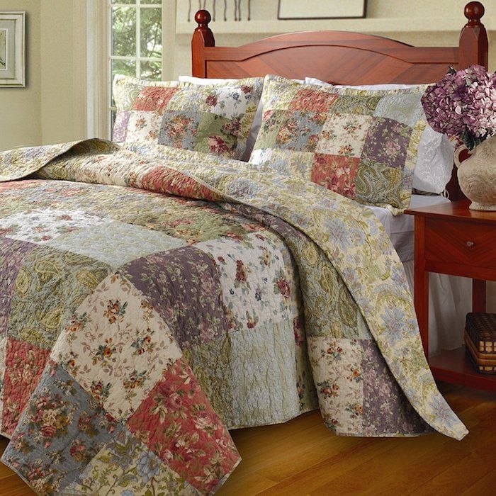Simples costura uma roupa de cama colorida com padrão floral vintage na cama box spring