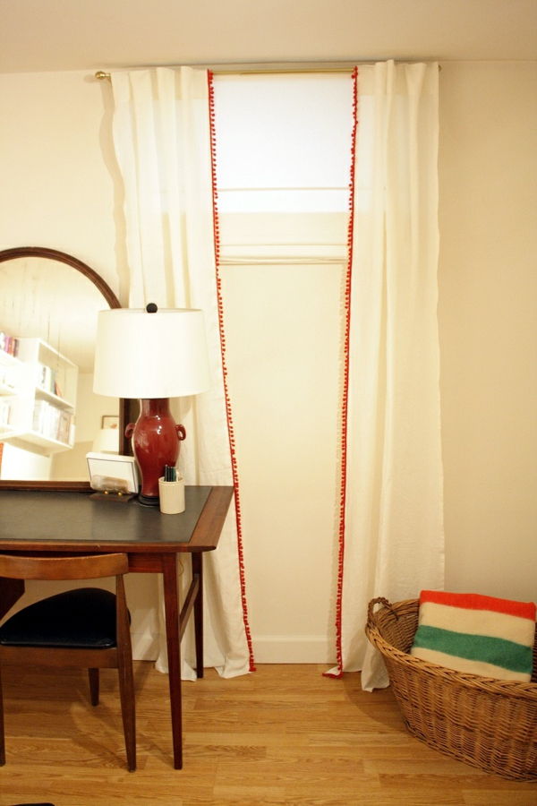 creativ-proiectat-dormitor-cortina-lampă în alb